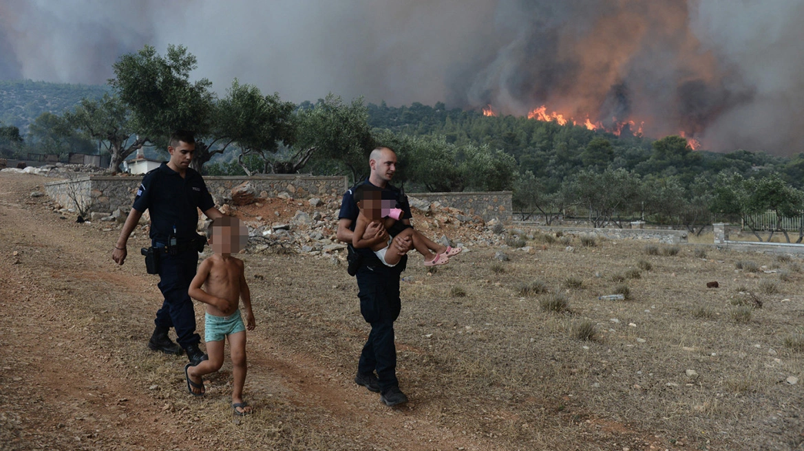 Δερβενοχώρια: «Ένιωσα συγκίνηση» λέει ο πατέρας του αστυνομικού που έσωσε ένα παιδί από την ανεξέλεγκτη φωτιά