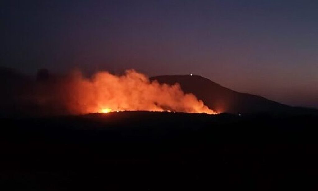 Σε εξέλιξη η μεγάλη πυρκαγιά στη Ρόδο: Καίει πυκνό δάσος με πεύκα και κυπαρίσσια (upd)