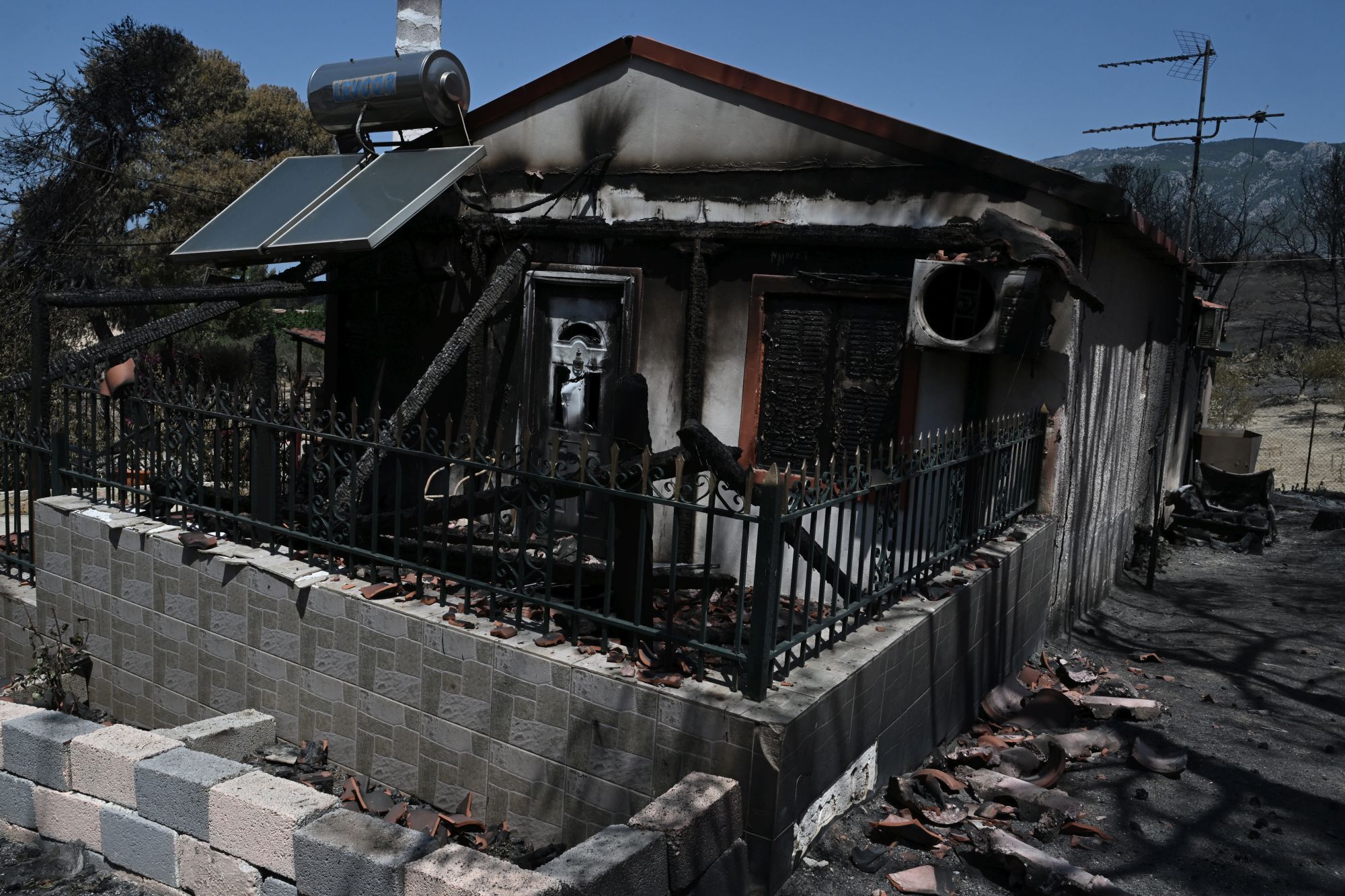 H κυβέρνηση δίνει από 300 έως 500 ευρώ σε όσους τους κάηκε το σπίτι