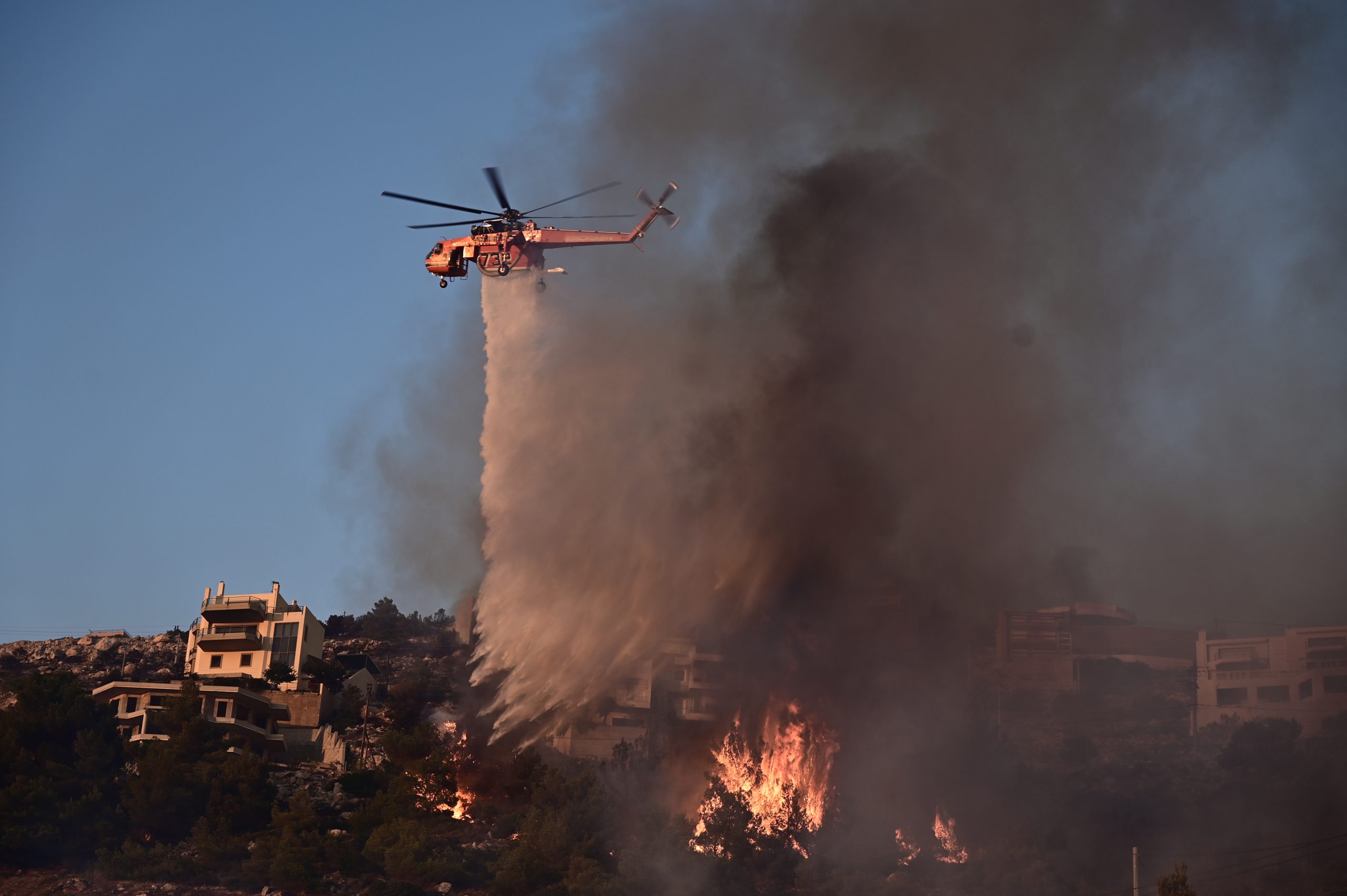 Φωτιά στην Κέρκυρα: Καίγονται σπίτια στο χωριό Λούτσες