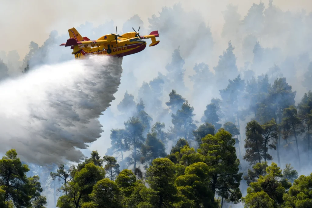 Σε πύρινο κλοιό η χώρα: Εκτός ελέγχου για 6η συνεχή ημέρα η φωτιά στη Ρόδο – Πυρκαγιές σε Εύβοια, Αίγιο, Μεσσηνία, Βοιωτία, Επίδαυρο