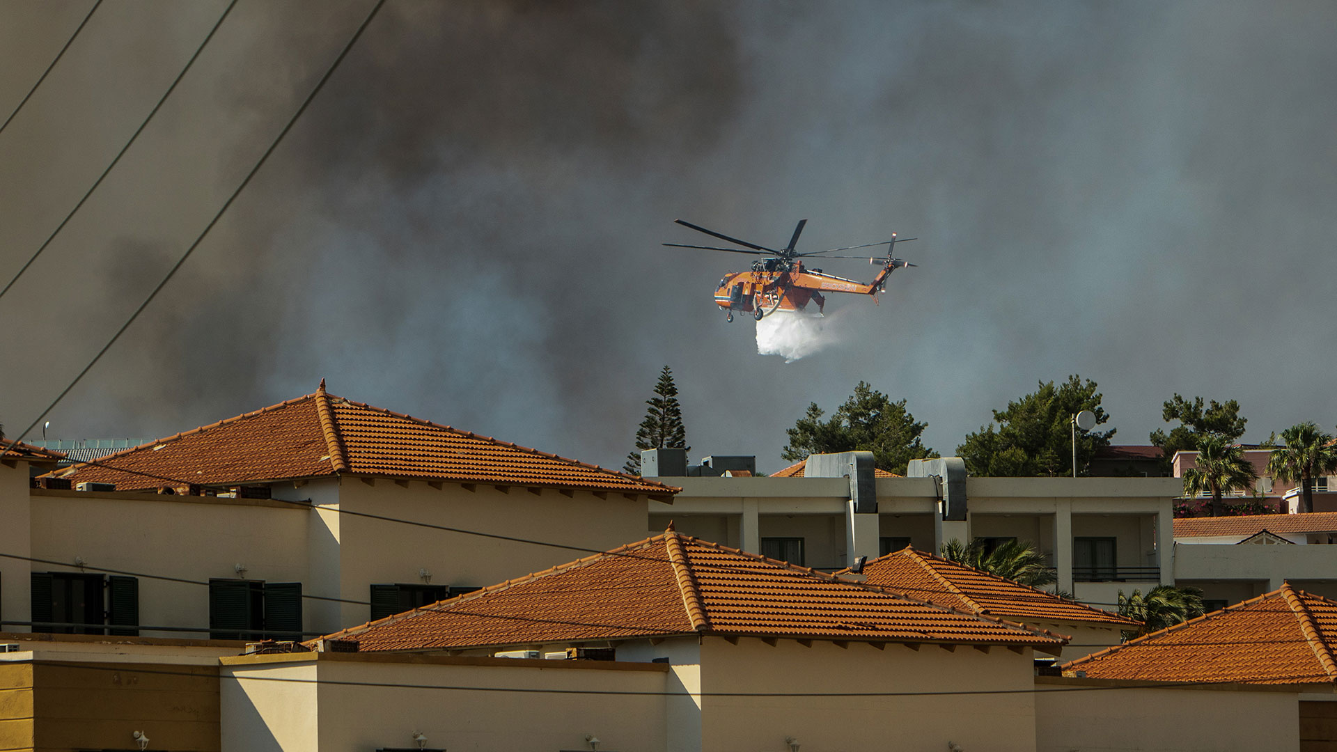 Φωτιά στη Ρόδο: Τα μέτρα για τη διευκόλυνση των επιβατών στο αεροδρόμιο – Οι πτήσεις που αναχωρούν