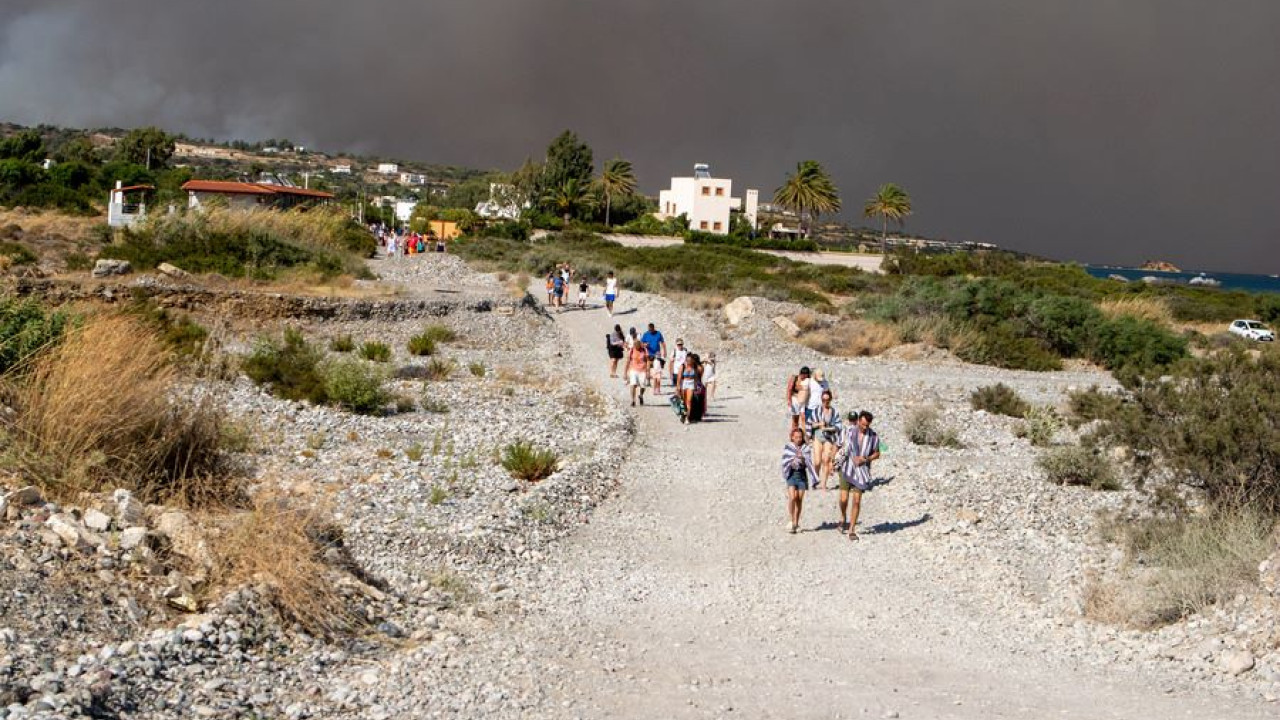 Συγκλονίζει η περιγραφή εθελόντριας στη Ρόδο: «Γινόταν το απόλυτο χάος – Ο κόσμος είχε πανικοβληθεί»