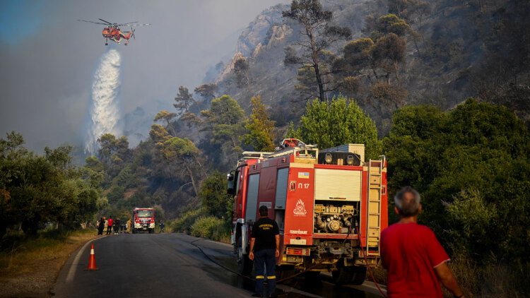 Φωτιά στη Ρόδο: Τα τουρκικά πυροσβεστικά έκαναν 42 ρίψεις με 126 τόνους νερού