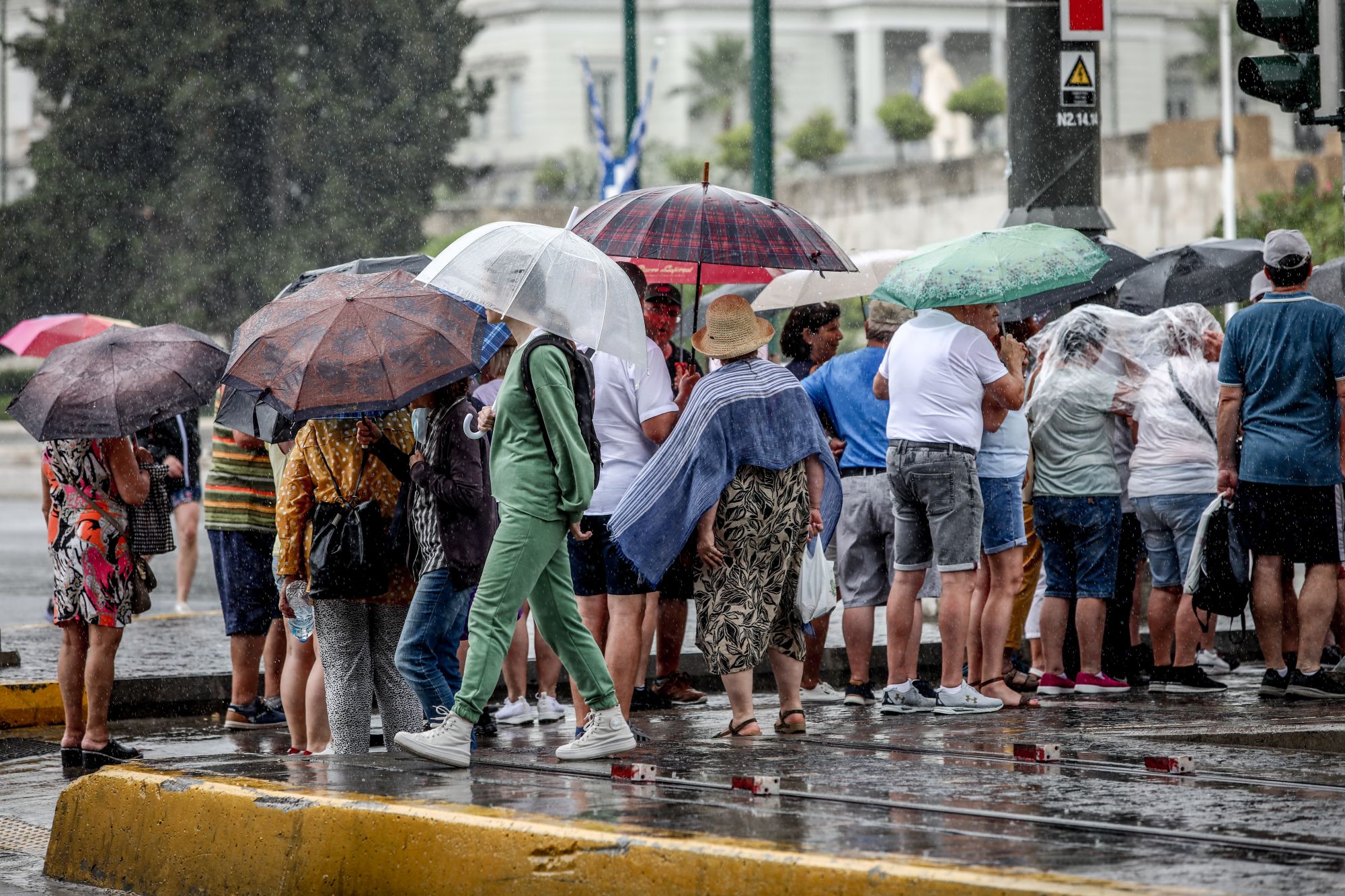 Νέο έκτακτο δελτίο από την ΕΜΥ: Τρίτο «κύμα» καύσωνα με 44άρια από αύριο – Έρχονται… μπουρίνια την Τετάρτη