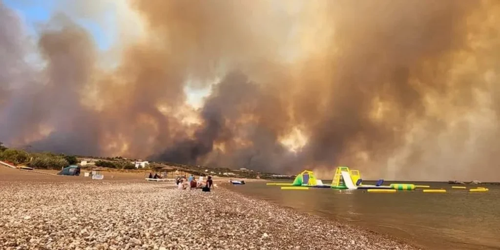 Η Ρόδος κατακαίγεται και η κυβέρνηση λέει ότι «τα κάναμε όλα τέλεια»! – Για «υπερβολή και ελάχιστες ζημιές» μιλά ο υφυπουργός Ναυτιλίας