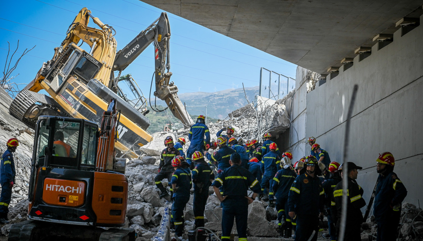 Πάτρα: Σταμάτησαν οι έρευνες – Δεν βρέθηκαν εγκλωβισμένοι στα συντρίμμια της γέφυρας που κατέρρευσε