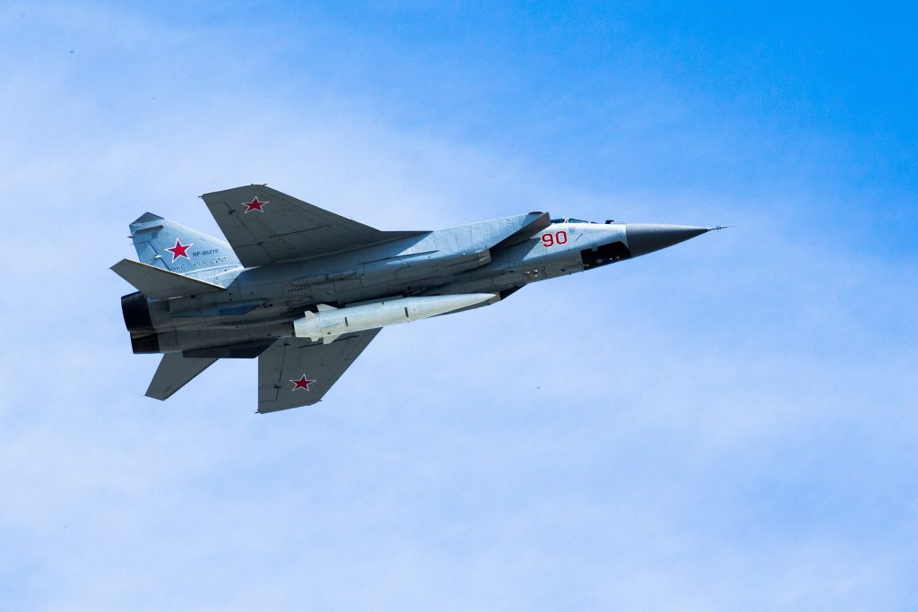 «Τελειώνουν» τα κτυπήματα από Storm Shadow οι Ρώσοι: Στόχευσαν την αεροπορική βάση στο Χμελνίτσι – Από εκεί απογειώνονται   τα Su-24