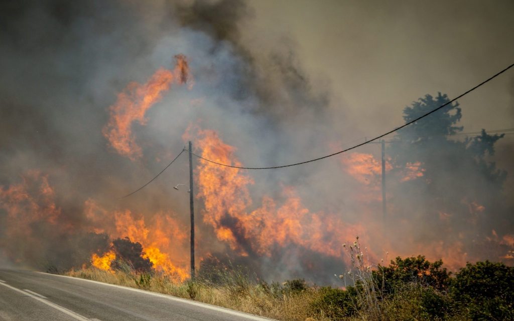 Γ.Αρτοποιός για Ν.Αγχίαλο: «Η  πυρκαγιά μας ξέφυγε, αλλά εκδώσαμε  πολλά…  μηνύματα – Είχαμε και κάποια προβλήματα σε μια αποθήκη πυρομαχικών»!