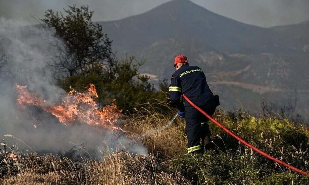 Φωτιά σε ξερά χόρτα στον Βαρνάβα Αττικής – Καίει κοντά στην Ιερά Μονή Άξιον Εστί