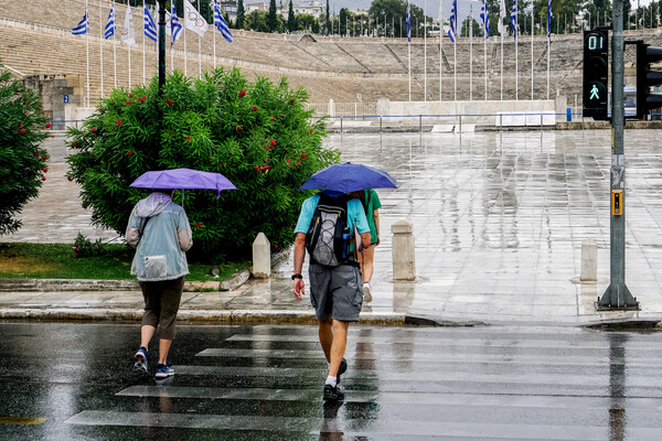 Καιρός: Συνεχίζονται και αύριο τα ισχυρά μελτέμια – Βροχές ακόμα και στην Αττική