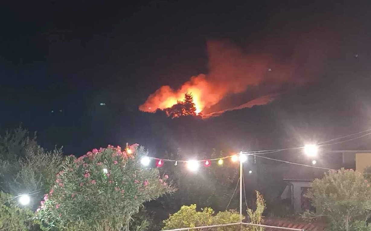 Σε ύφεση η φωτιά στην Κεφαλονιά – Τραυματίστηκε ο διοικητής της Πυροσβεστικής (upd)