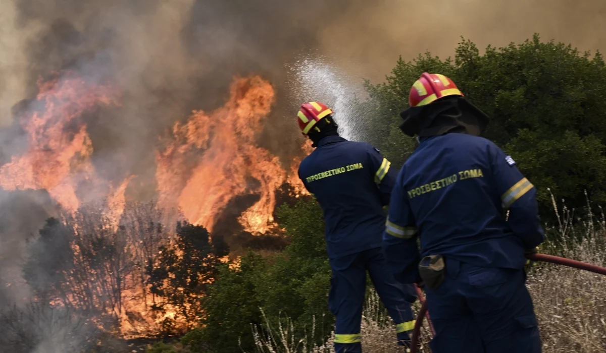 Φωτιά στην Κοκκινόγη Ελασσόνας – Καίει σε εκτάσεις με καλλιέργειες και πουρνάρια