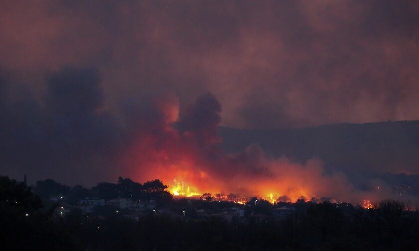 Φωτιά στην Αλεξανδρούπολη: Πλησίασε τις αποθήκες πυρομαχικών του ΕΣ – Ακούστηκαν εκρήξεις από το πεδίο βολής «Αλίκη»