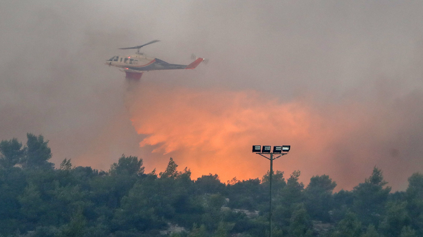 Στα 17 τα εναέρια μέσα που κάνουν ρίψεις στην Πάρνηθα