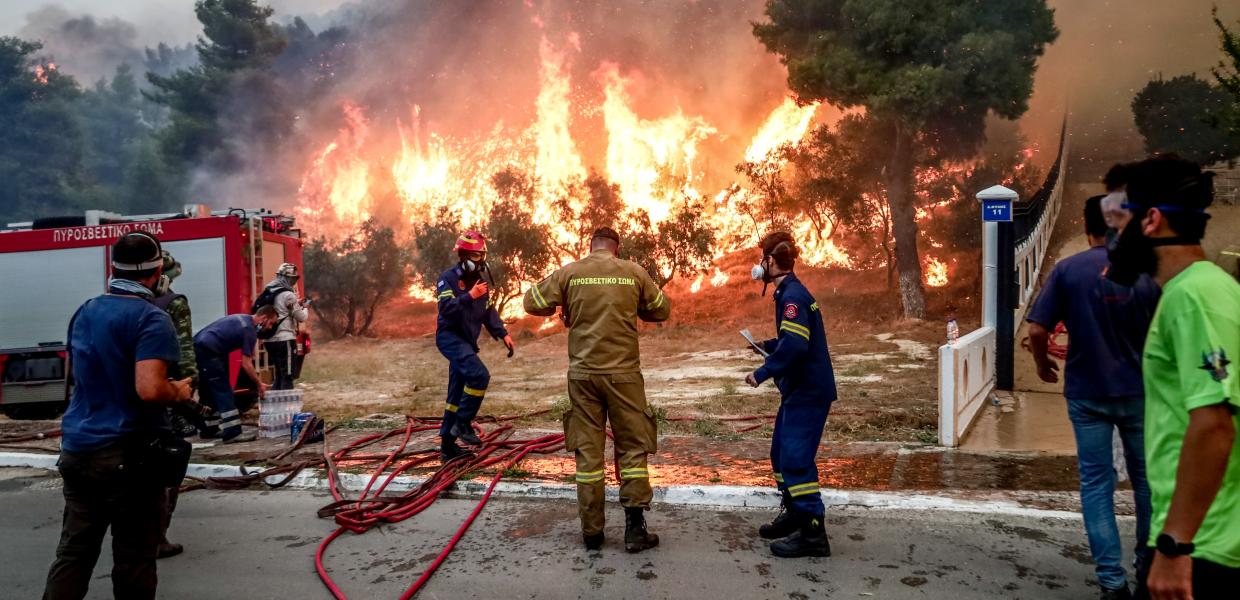 Η φωτιά μπήκε στον Εθνικό Δρυμό της Πάρνηθας και πλησιάζει το καζίνο! – Αναζητείται το… «επιτελικό κράτος» για να την σταματήσει