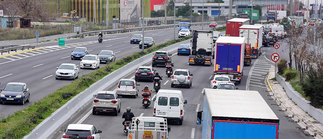 Μποτιλιάρισμα λόγω νταλίκας που «δίπλωσε» στην Παλαιά Εθνική Οδό Θεσσαλονίκης-Έδεσσας