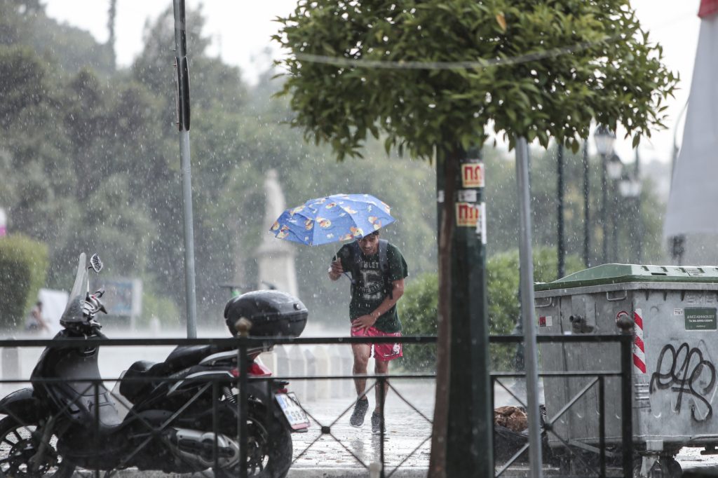 Καιρός: Αλλαγή σκηνικού σήμερα με βροχές, καταιγίδες και «βουτιά» της θερμοκρασίας