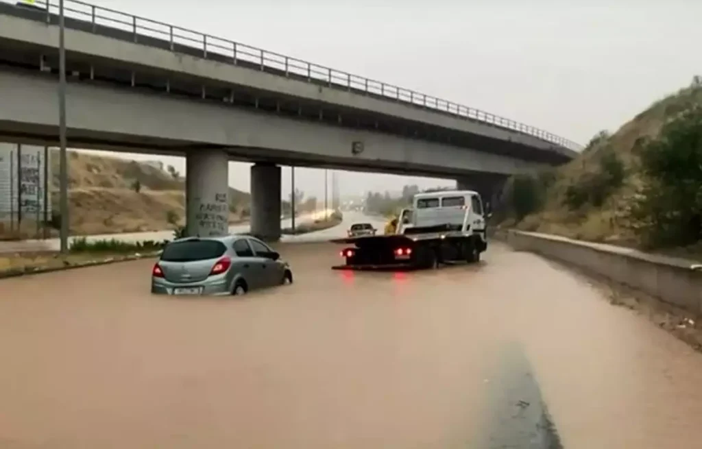 Έξαλλος ο Α.Μπέος με όσους βγαίνουν από τα σπίτια τους στον Βόλο: «Πού πάτε ρε άνθρωποι; – Θα πλημμυρίσει η πόλη»