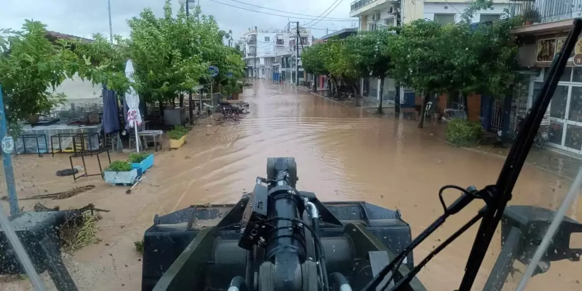 Κακοκαιρία: Στους δρόμους οι Ένοπλες Δυνάμεις σε Βόλο και Φάρσαλα