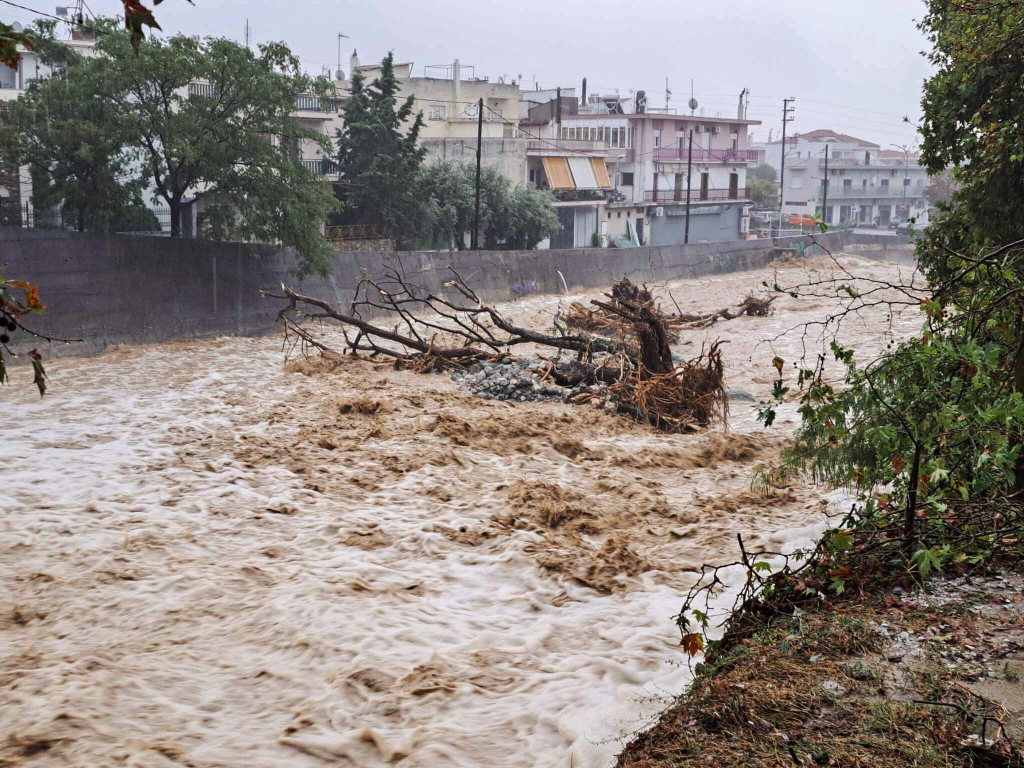 Πυροσβεστική: «Έχουν γίνει 820 διασώσεις σε όλη τη χώρα – Το νερό ξεπερνά τα 2 μέτρα σε κάποιες περιοχές» (βίντεο)