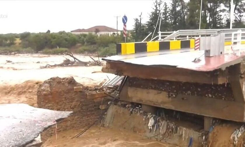 Κατέρρευσε και η γέφυρα του Ξηριά στον Αλμυρό Βόλου – Τεράστιοι οι όγκοι νερού