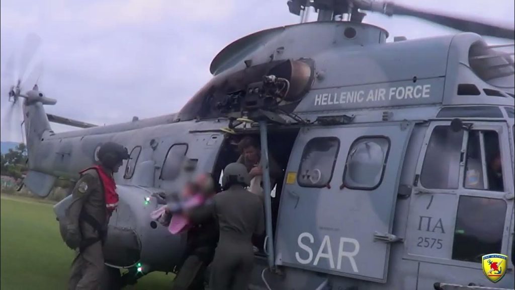 Καρδίτσα: H στιγμή που Super Puma της Πολεμικής Αεροπορίας σώζει οικογένεια με παιδιά στον Παλαμά