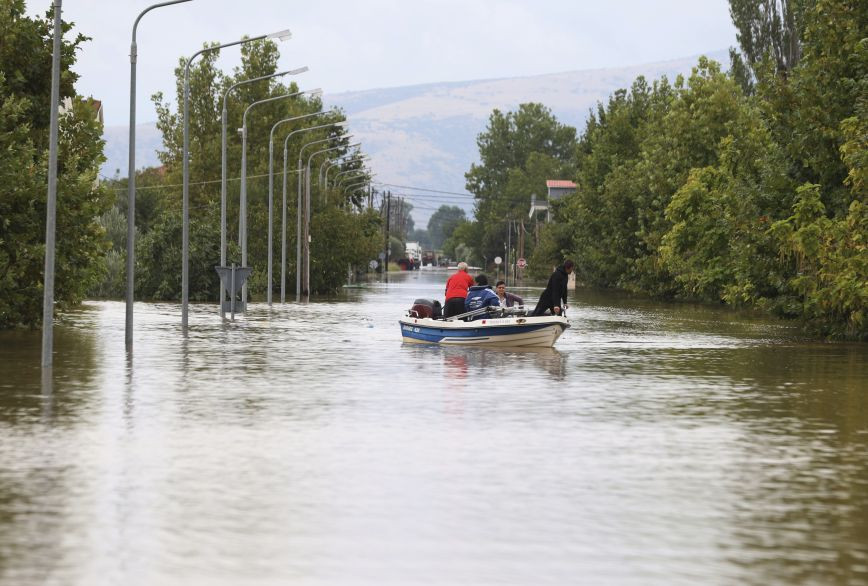 «Σφυροκοπά» η κακοκαιρία: Στήνουν αναχώματα στους Αμπελόκηπους να «κρατήσουν» τα νερά του Πηνειού (φωτό)