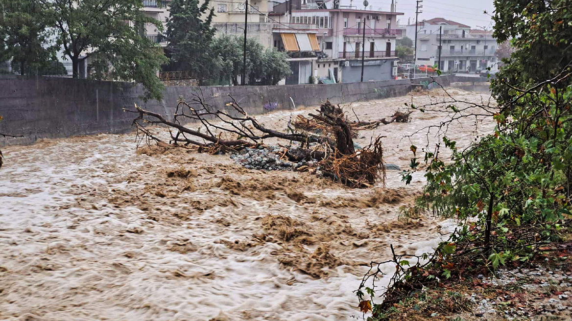 Καρδίτσα: Σε σχολείο βρίσκονται οι οικογένειες που διασώθηκαν από την κακοκαιρία – «Δεν καταλάβαμε πότε ήρθε το νερό»