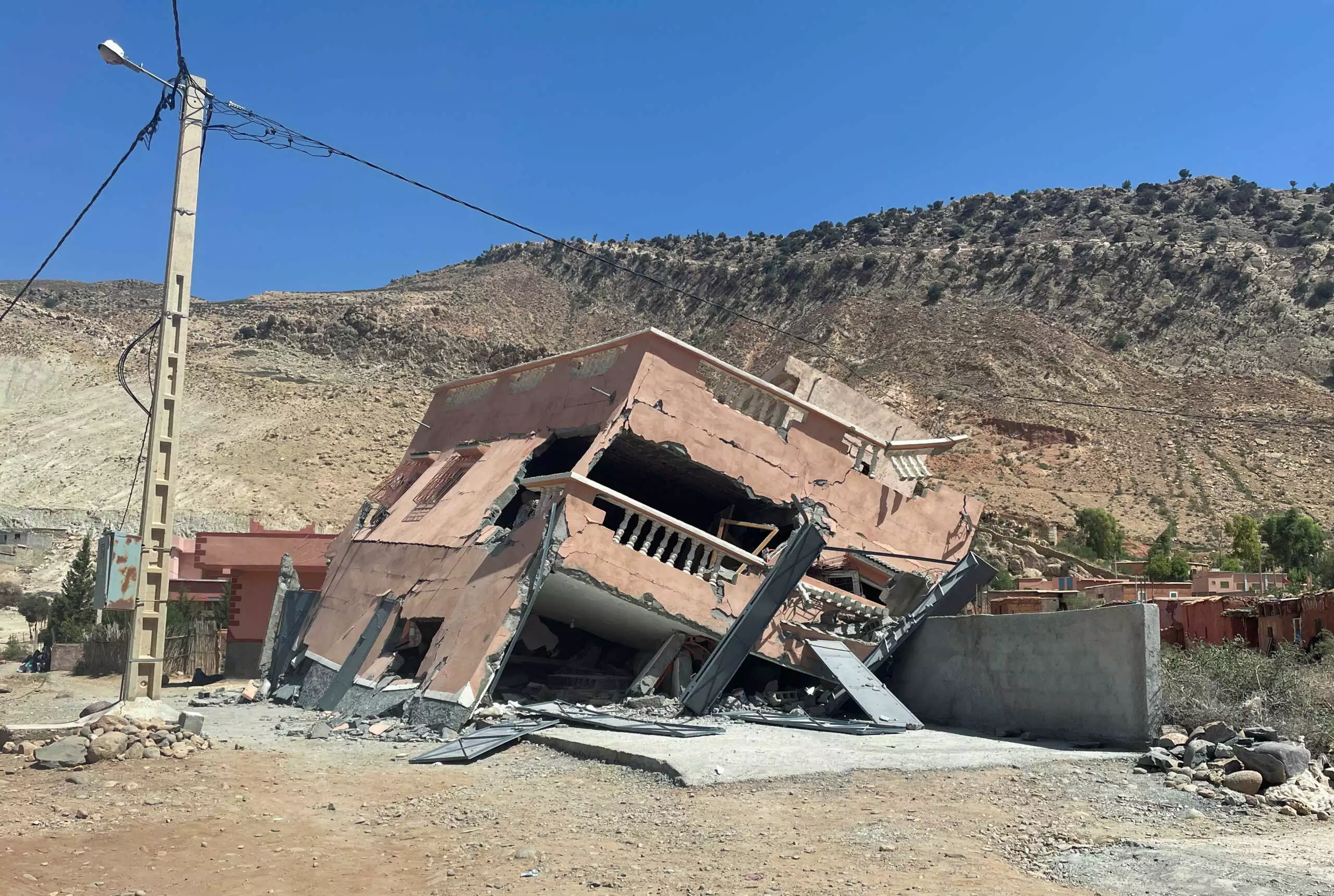 Φονικός σεισμός στο Mαρόκο: Σκάβουν ακόμη και με γυμνά χέρια για να βρουν επιζώντες