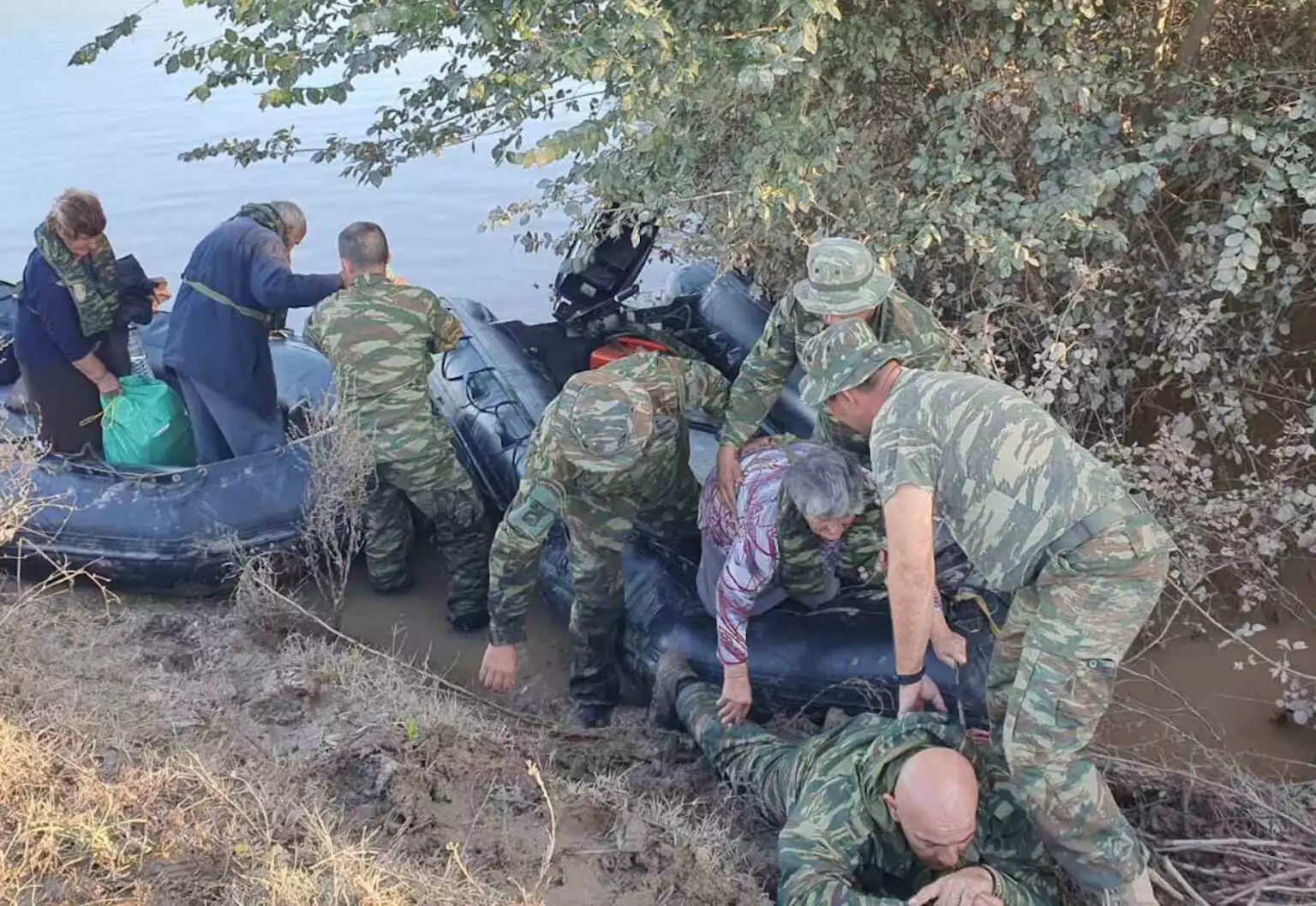 Κακοκαιρία: Συγκινεί η ηλικιωμένη που πάτησε στον πεζοναύτη για να βγει από τη λέμβο – «Μου έλεγε να μην φοβάμαι»