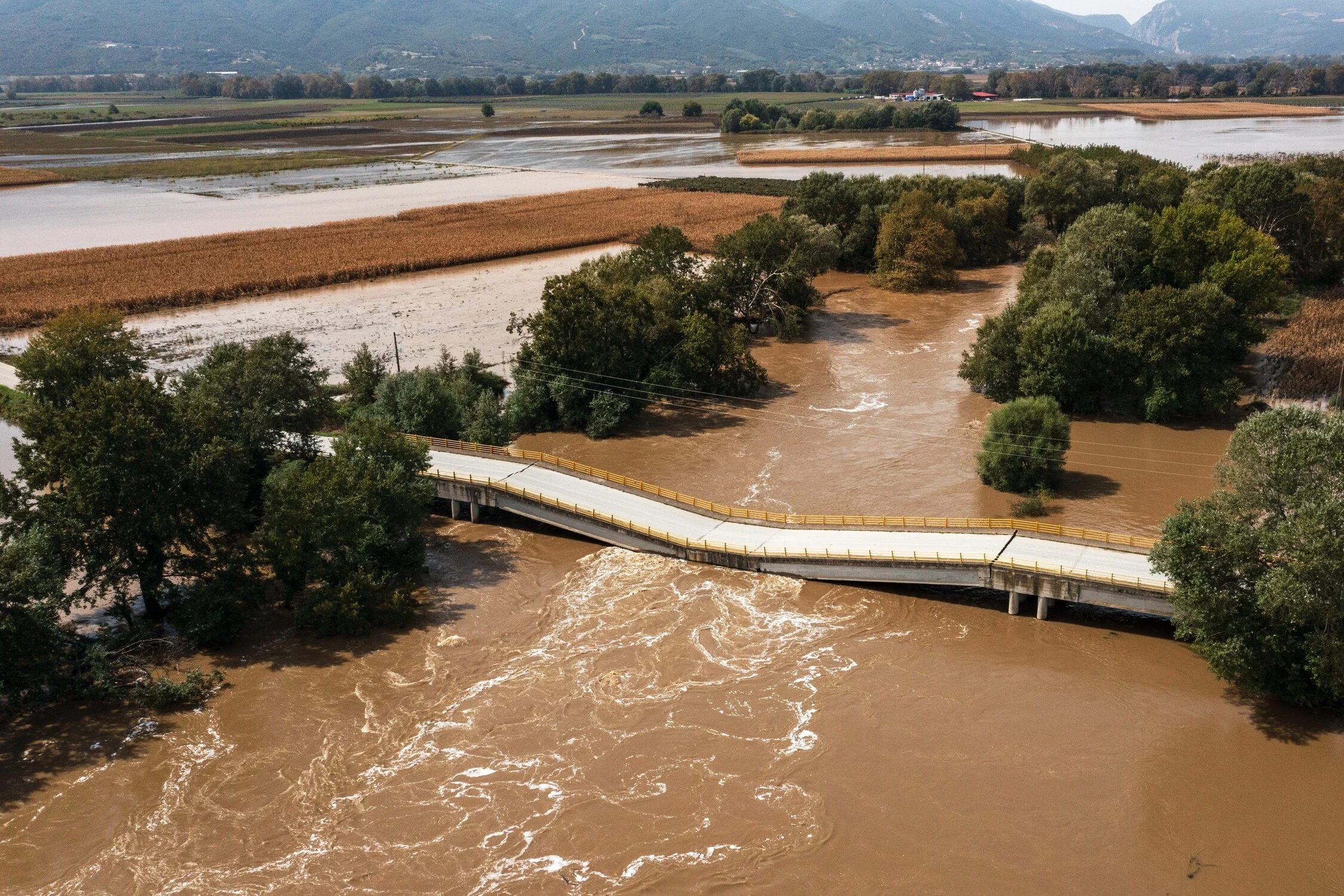 Δείτε από ψηλά την κατεστραμμένη γέφυρα στον Παλαιόπυργο Λάρισας – Έσπασε στα τέσσερα (βίντεο)