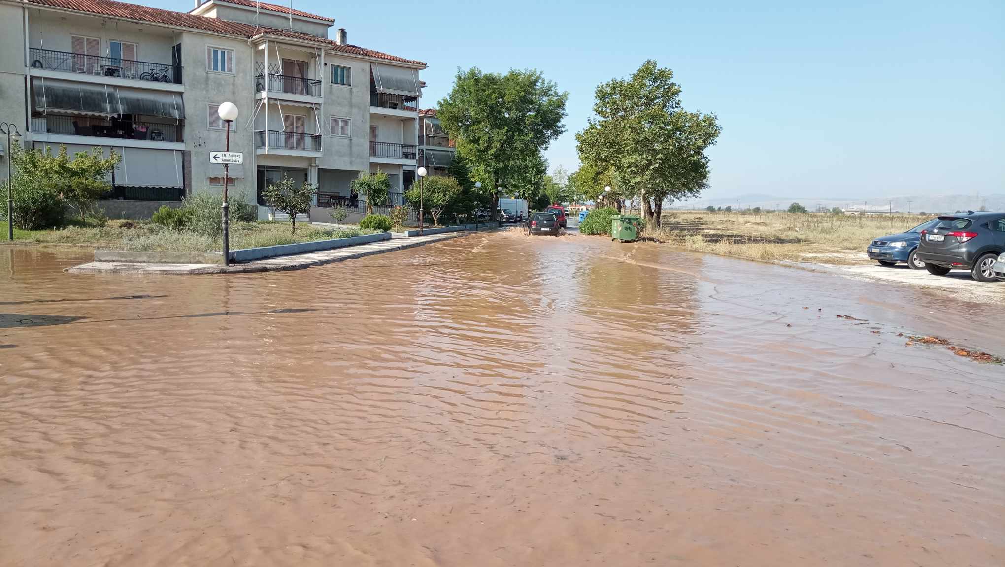 Λάρισα: Συνελήφθη άνδρας την ώρα που έκανε πλιάτσικο σε πλημμυρισμένη επιχείρηση