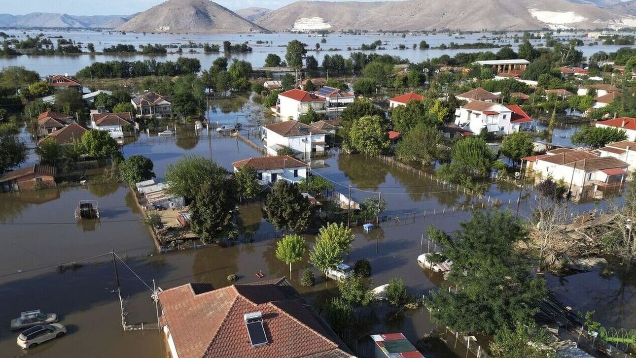 Θεσσαλία: Εξακολουθεί να είναι χωρίς πόσιμο νερό και «βυθισμένη» στη λάσπη – Τι θα γίνει με τα σχολεία