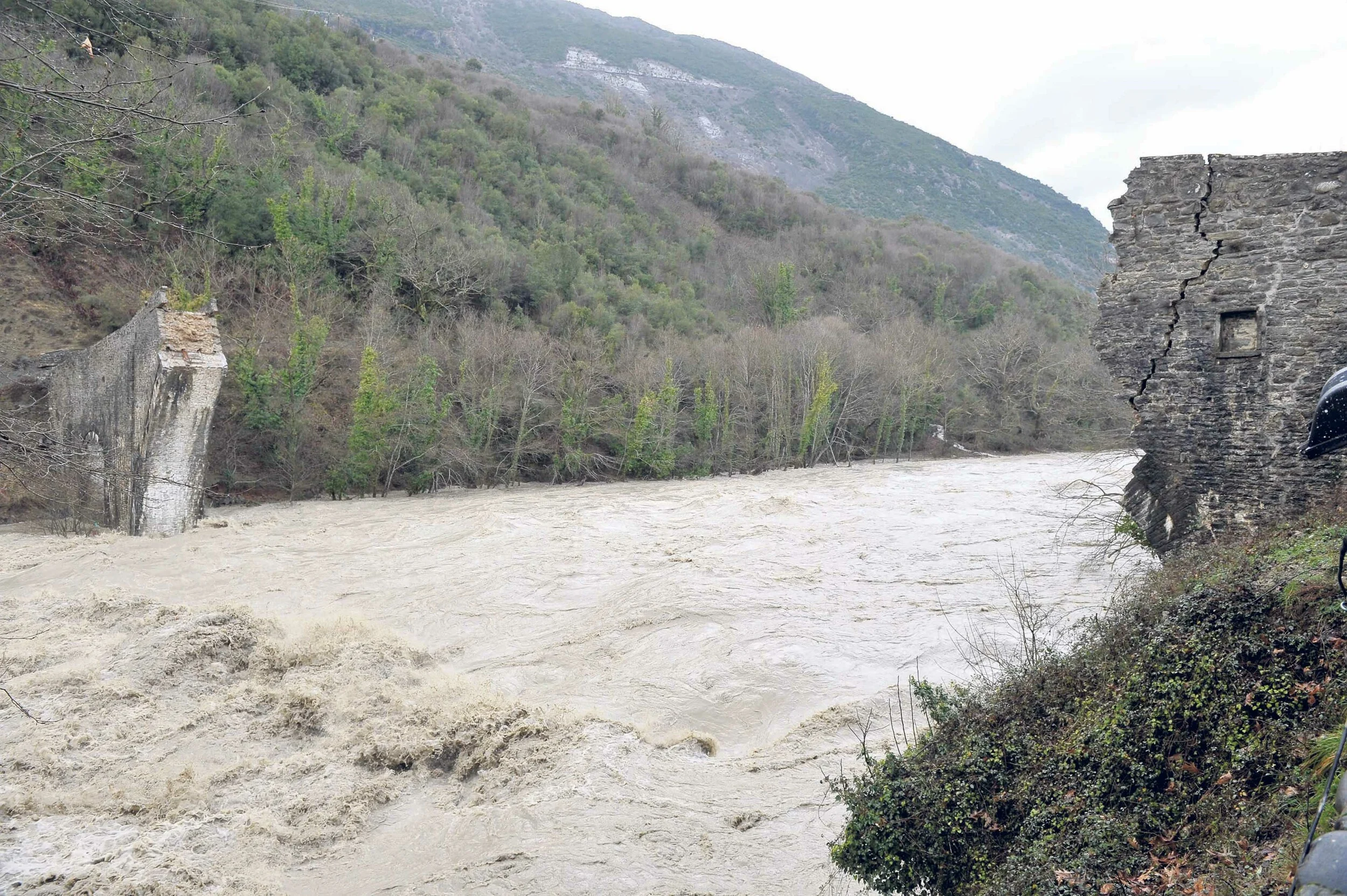 Κακοκαιρία: Στα όριά του ο Σπερχειός στη Φθιώτιδα (βίντεο)