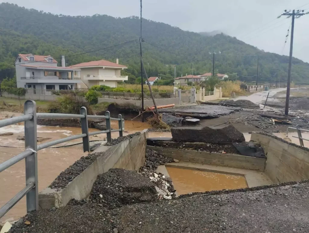 Τεράστιες καταστροφές και στην Εύβοια από την κακοκαιρία – Δρόμοι κόπηκαν στα δύο (φωτο)