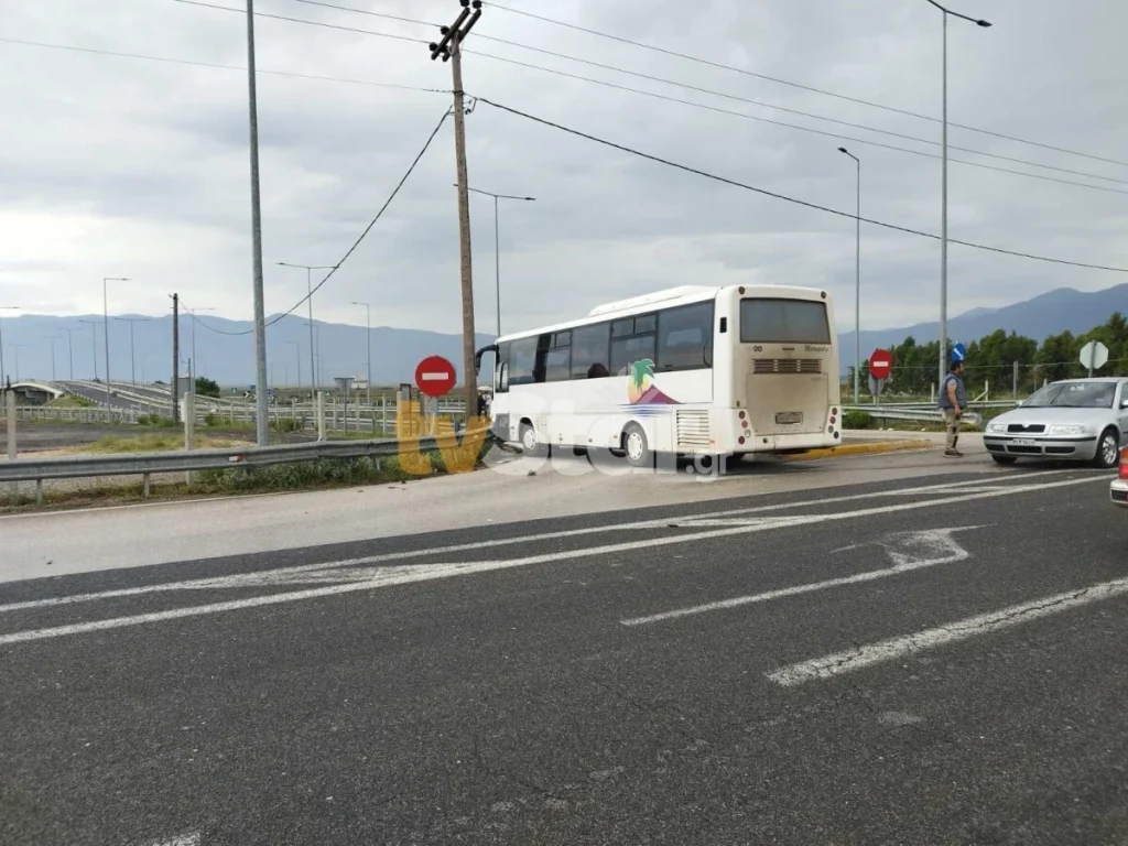 Λαμία: Αυτοκίνητο συγκρούστηκε με λεωφορείο – Στο νοσοκομείο δύο επιβάτες