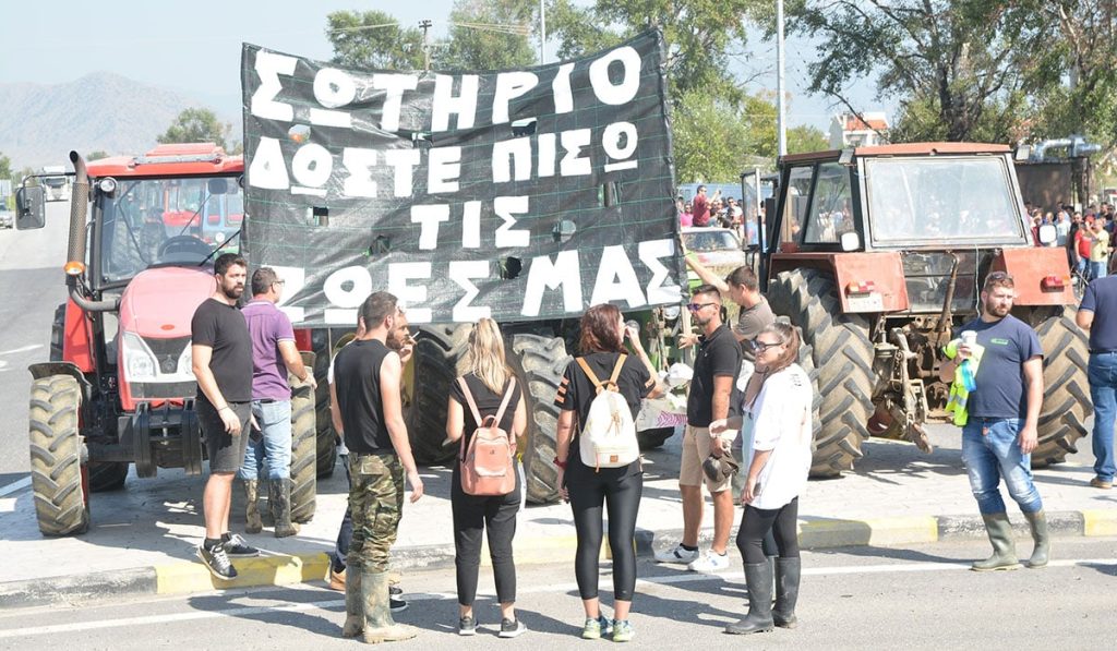 Λάρισα: Πλημμυροπαθείς αγρότες βγήκαν στους δρόμους με τα τρακτέρ-  «Πρέπει να λάβουμε 30.000 ευρώ βοήθεια»