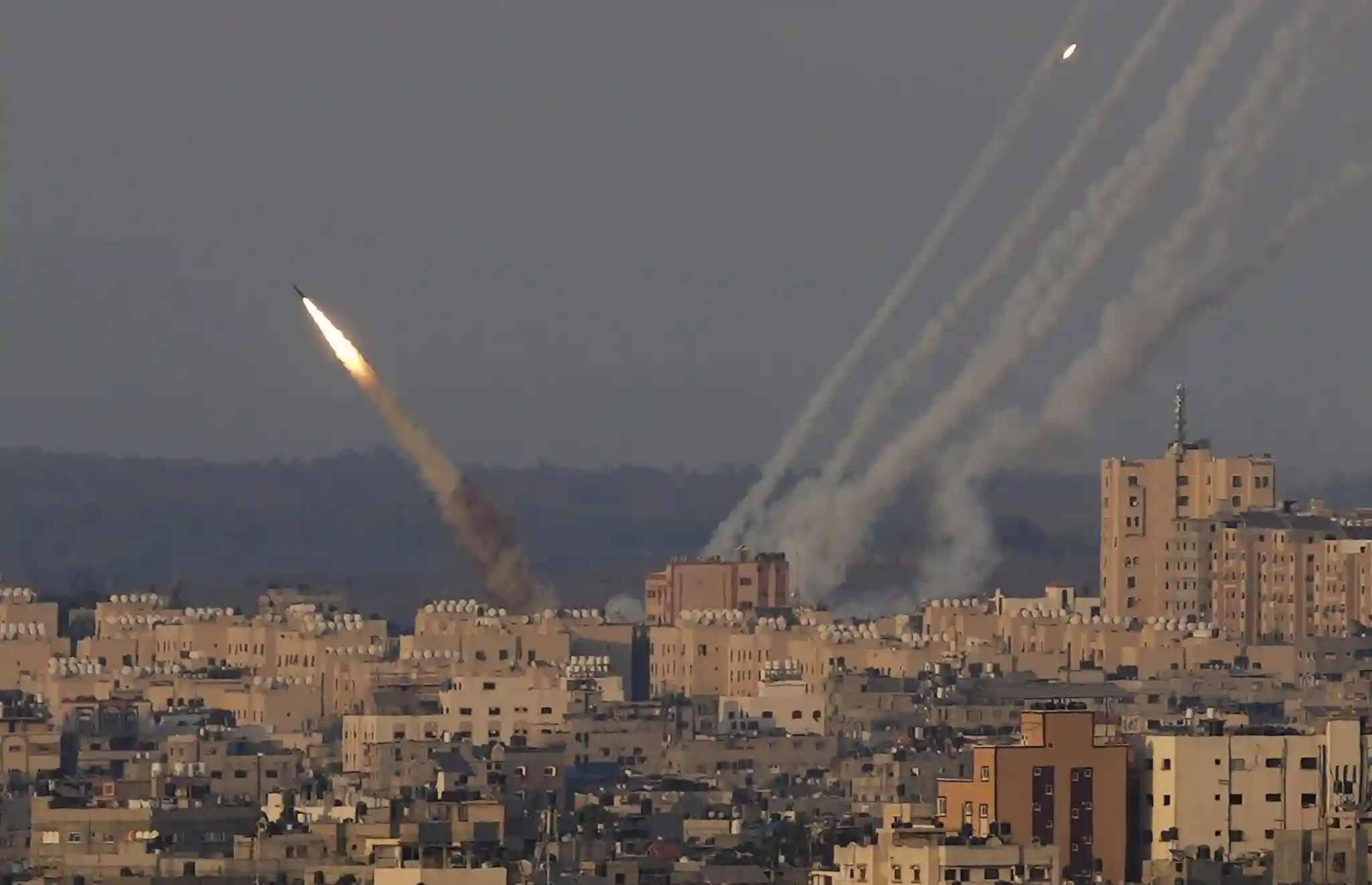 Ρουκέτες της Χαμάς σε Ιερουσαλήμ και Τελ Αβίβ: Εκκενώθηκε «άρον άρον» το κοινοβούλιο – H Χεζμπολάκ κτυπά τον ισραηλινό Στρατό
