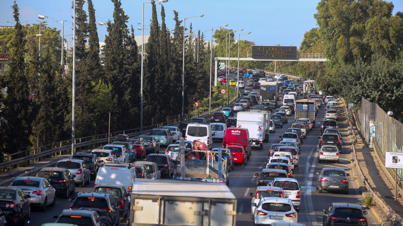 Στο «κόκκινο» η κίνηση στους δρόμους της Αττικής – Ποιους να αποφύγετε (χάρτης)