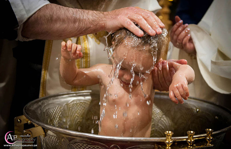 Κηφισιά: Μητέρα καταγγέλλει τον παπά που βάφτισε το παιδί της – «Ήταν βαρβαρότητα – Δεν ήταν μυστήριο»