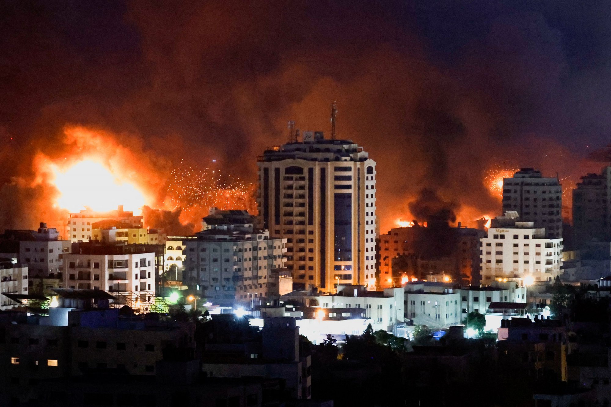 Μεγάλη φωτιά στη νότια Λωρίδα της Γάζας μετά από ισραηλινή αεροπορική επιδρομή σε κτίριο