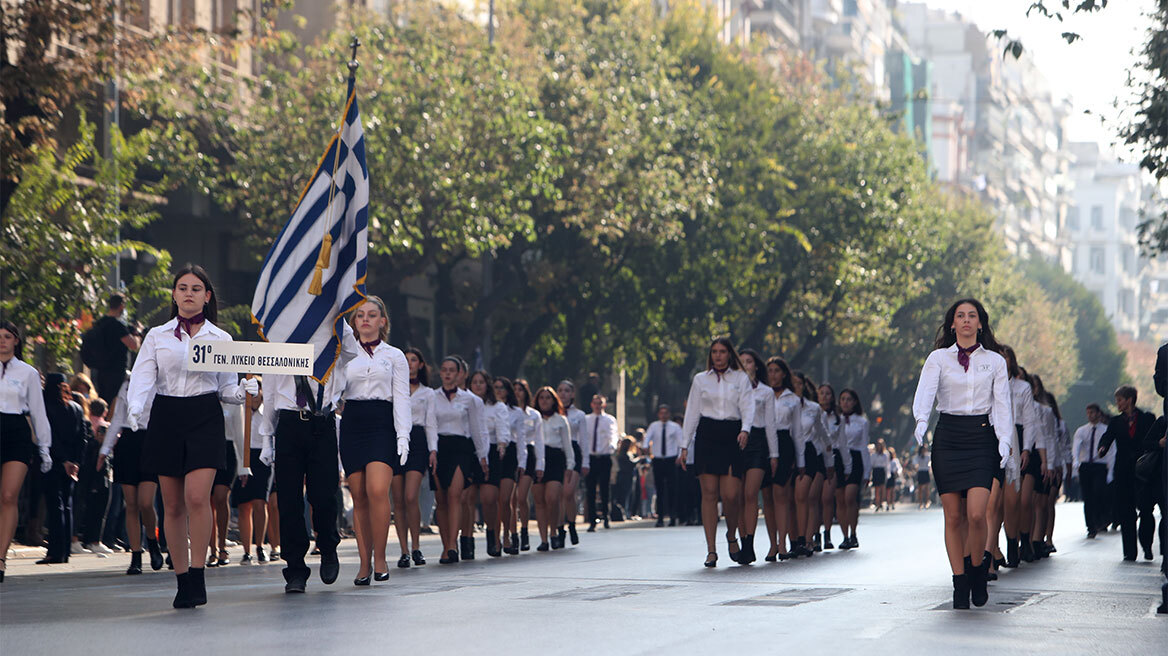 Θεσσαλονίκη: Συγκλονίζει ο 11χρονος τυφλός σημαιοφόρος – «Εύχομαι όλα τα παιδιά με αναπηρία να μπορούν να παρελάσουν»