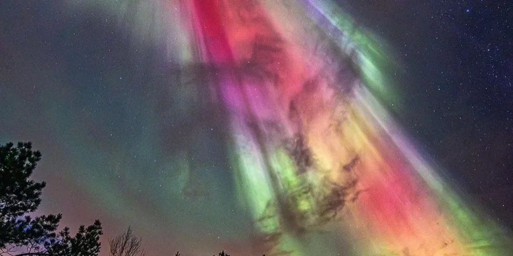 Νορβηγία: Εντυπωσιακές εικόνες από το Βόρειο Σέλας με πράσινα, κόκκινα και μωβ χρώματα στον ουρανό (φωτο)