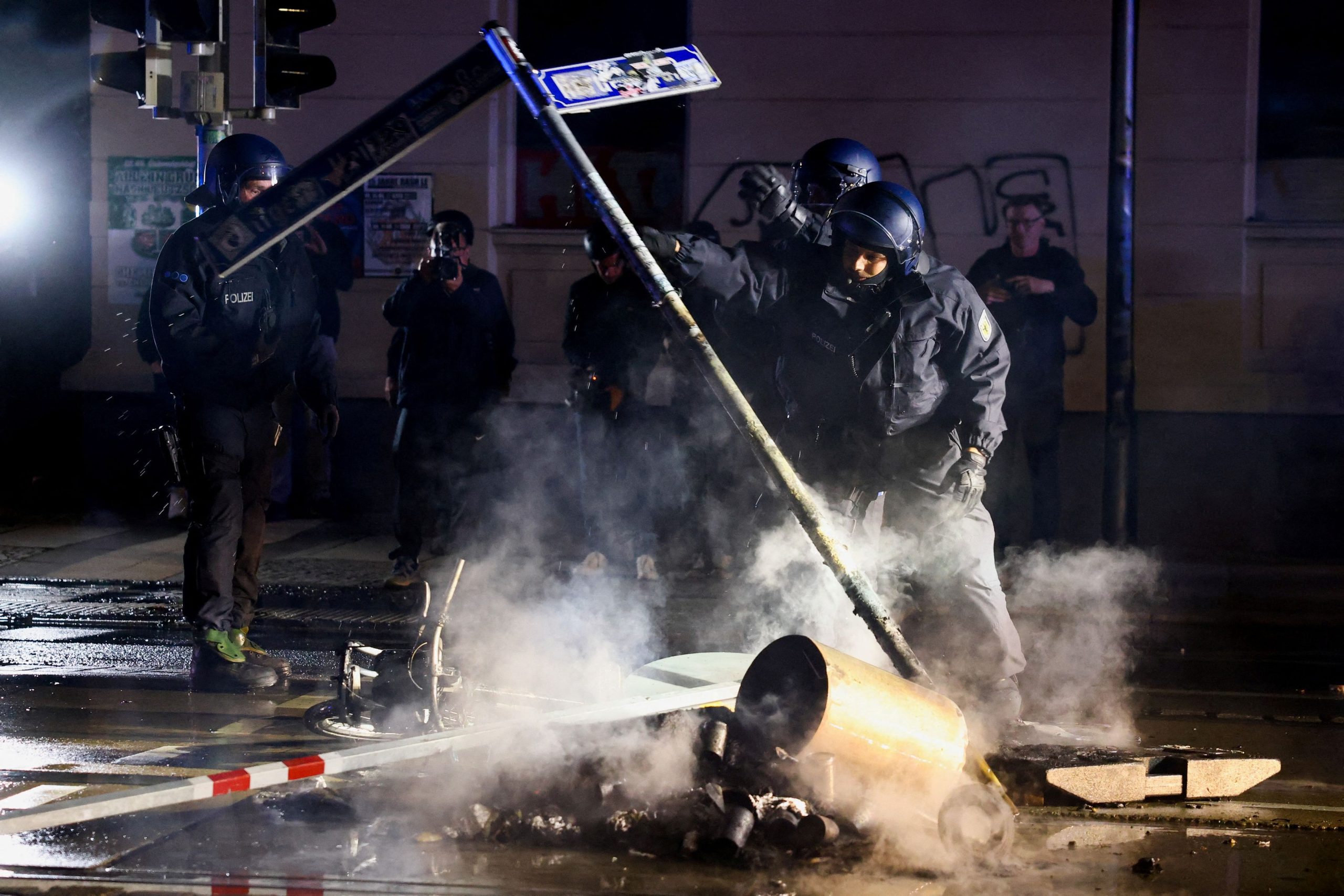 Γερμανία: Σοβαρά επεισόδια ανάμεσα σε οπαδούς της Άιντραχτ Φρανκφούρτης και την αστυνομία (βίντεο)