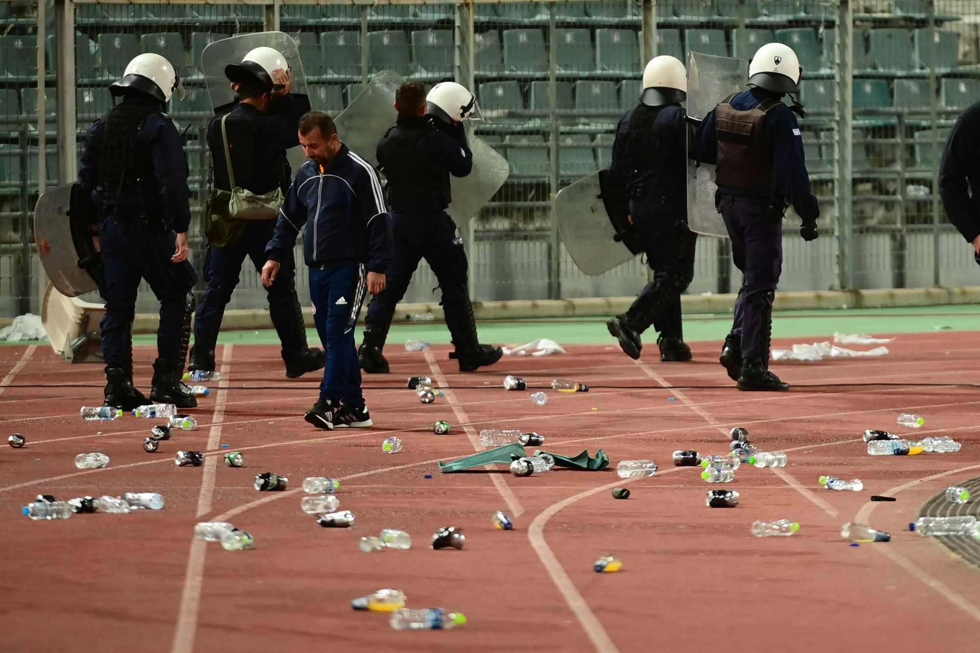 ΕΛ.ΑΣ για τα επεισόδια στο Πανθεσσαλικό: «Ομάδα εκατοντάδων ατόμων κινήθηκε απειλητικά κατά αστυνομικών»