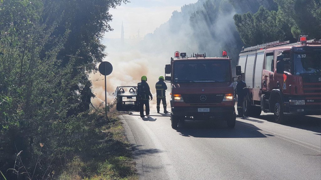 Θεσσαλονίκη: Στις φλόγες τυλίχτηκε αυτοκίνητο στον Δενδροπόταμο