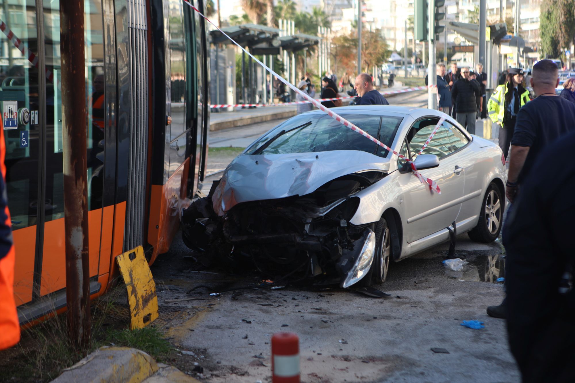 Σύγκρουση τραμ με ΙΧ στο Παλαιό Φάληρο – Νεκρή και τραυματίας (upd)