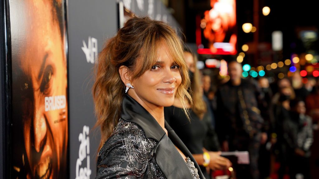 Halle Berry: Ποζάρει με τα εσώρουχά της πάνω σε ένα βράχο στην έρημο (φωτο) 