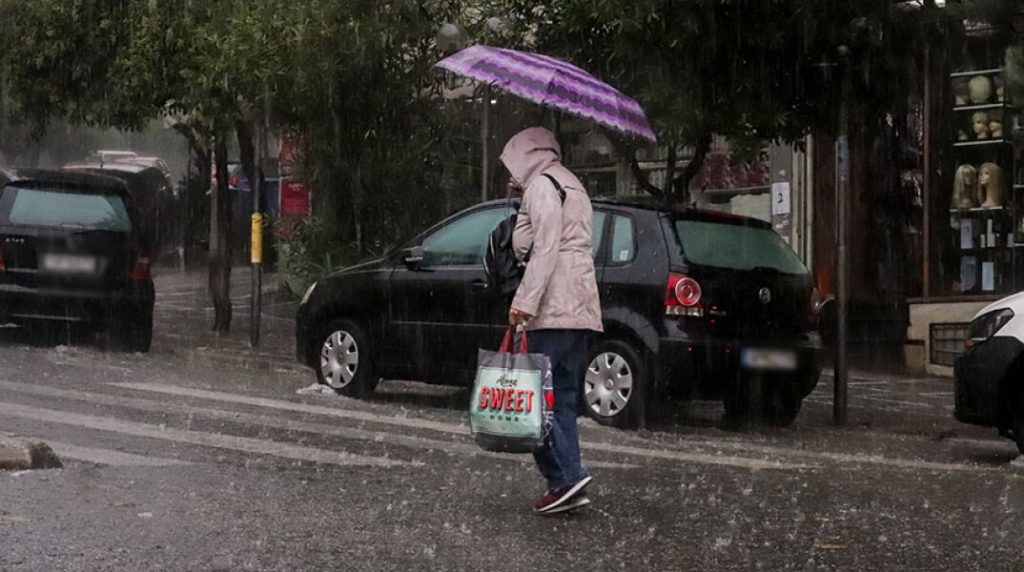 Βροχές και καταιγίδες τα ξημερώματα στην Αττική – Προβλήματα στη Δυτική Ελλάδα από την κακοκαιρία